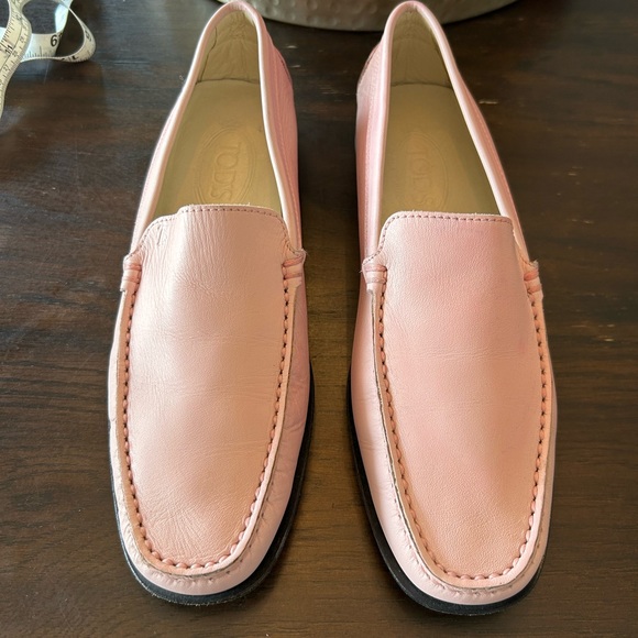 Tod’s baby pink loafers in size 40 - Picture 2 of 9